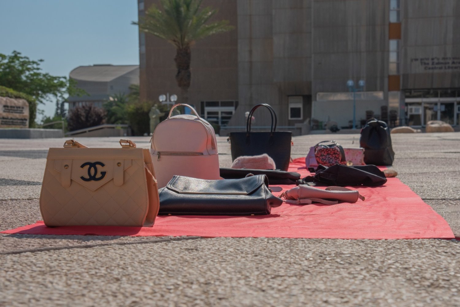 מיצג "תיק בלי שר" | שירן אבוחצירה, בת אל כהן וקרן דרור