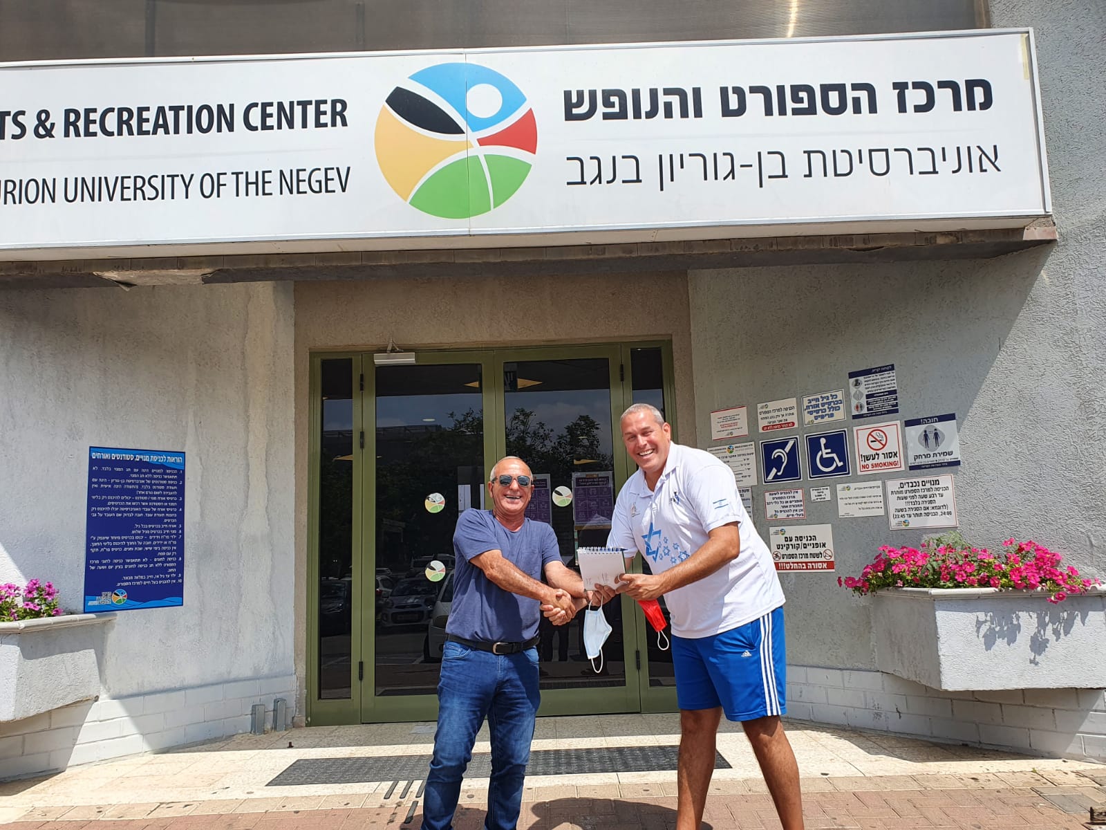 ירון שוורץ חותם על הארכת החוזה עם ויקו חדד, צילום פרטי