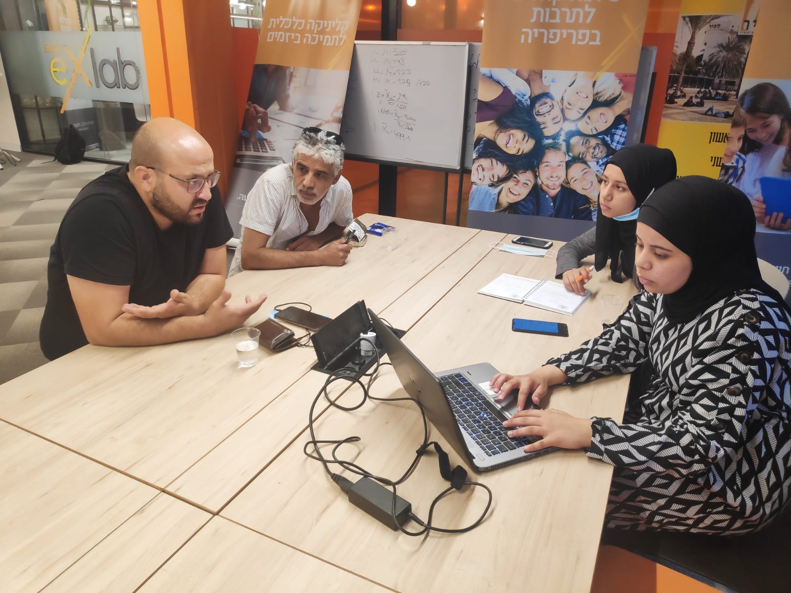 עאישה והצוות סטארט אפ נגב 