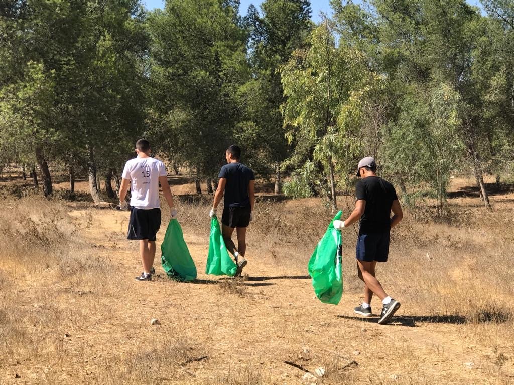 התנדבות ניקיון יער להב. צילום פולה כהן קק"ל