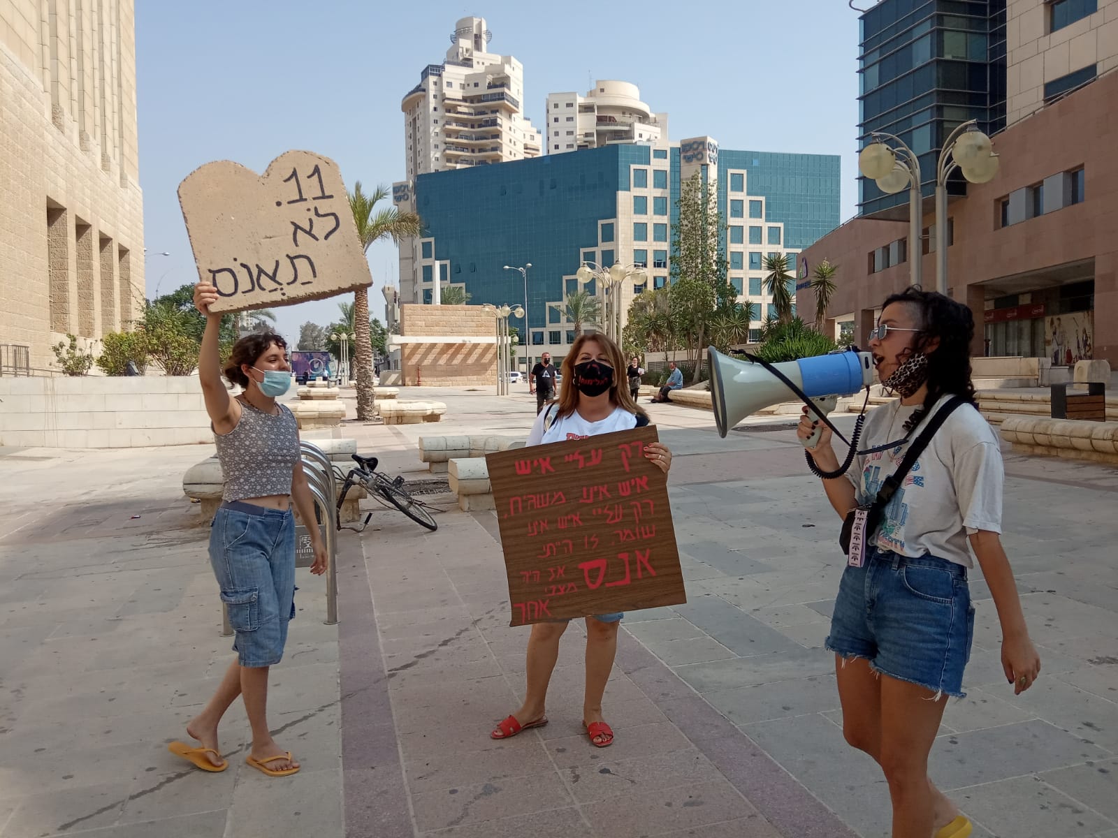 תומכות בנערה צילום: אלינור דגמי 