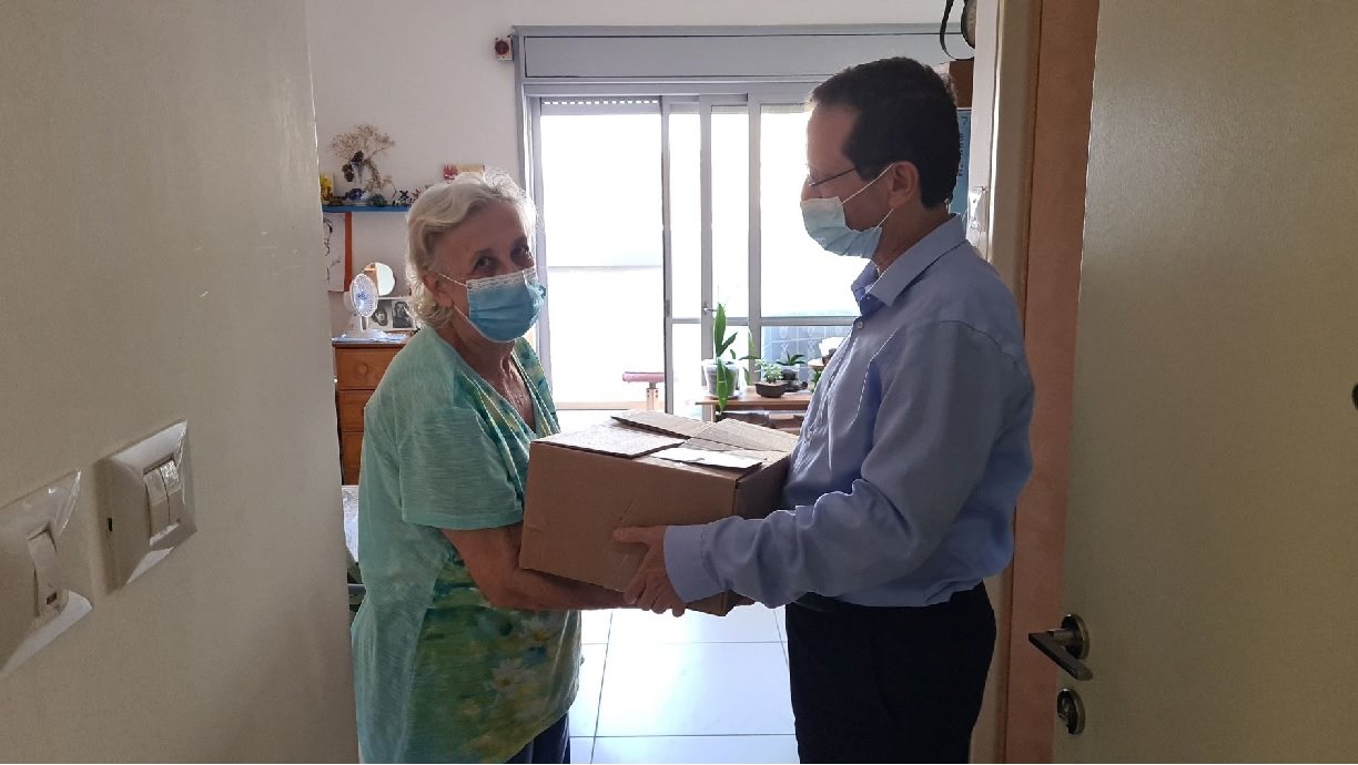 יצחק הרצוג עם ילנה מלינקוב (80) שעלתה מרוסיה. קרדיט- הסוכנות היהודית