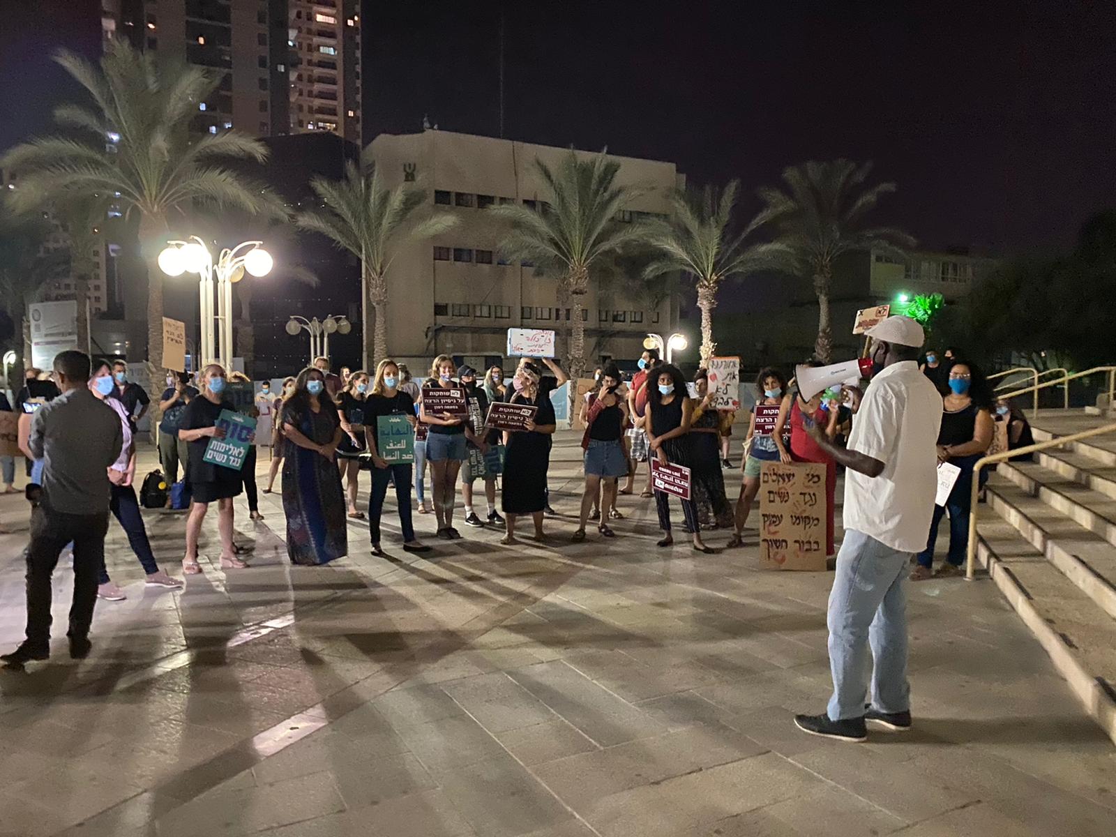 נמצאות שם למענה | צילום: חנה רדו 