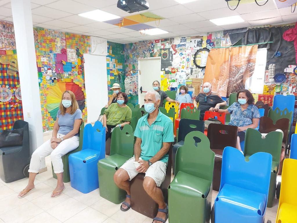 יושבים בקפסולות במרכז המבקרים בדודאים - קרדיט באדיבות אתר דודאים