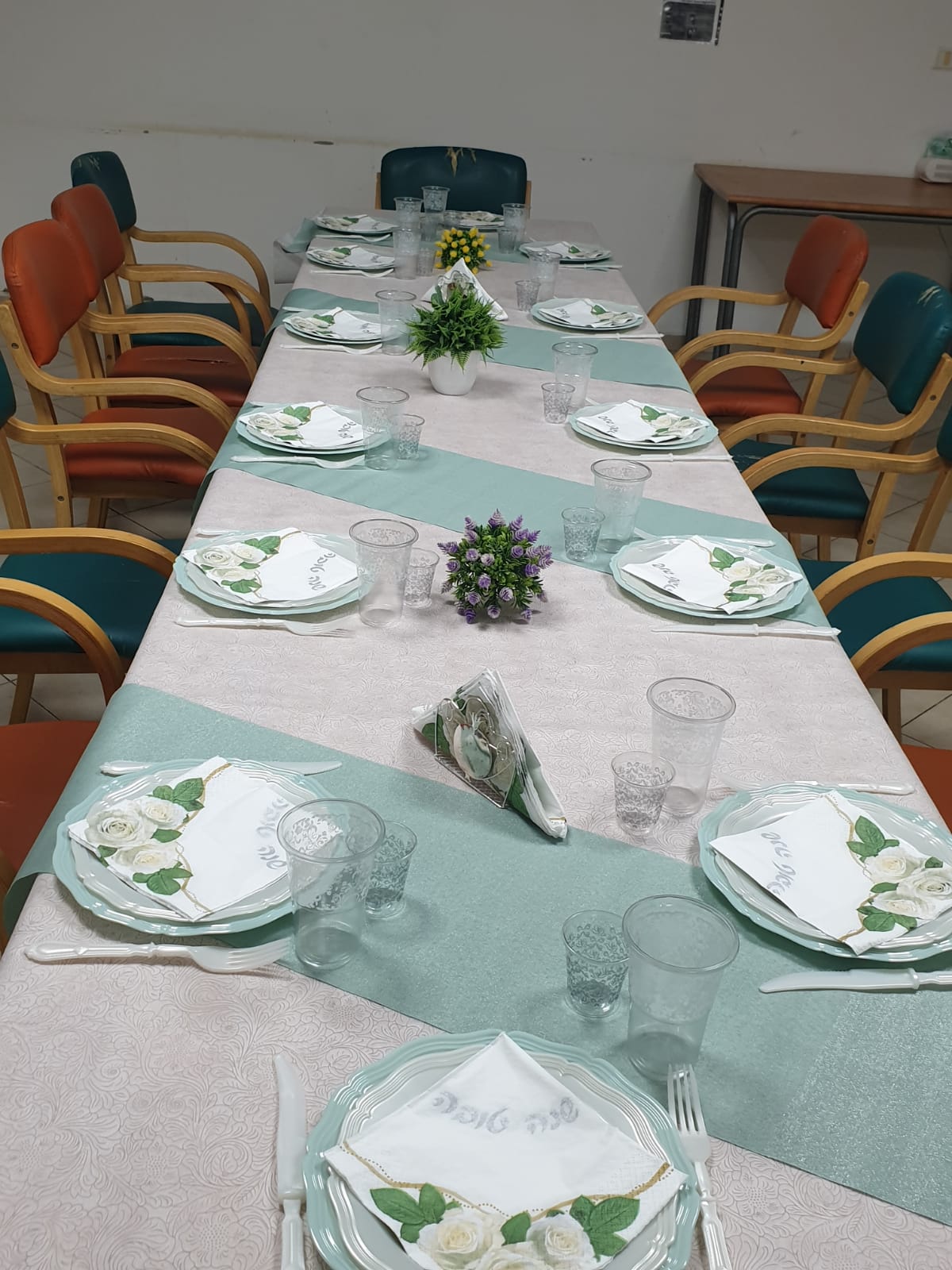 שולחן חג הוסטל נגבה בתרומה של מול 7 - קרדיט יחצ 