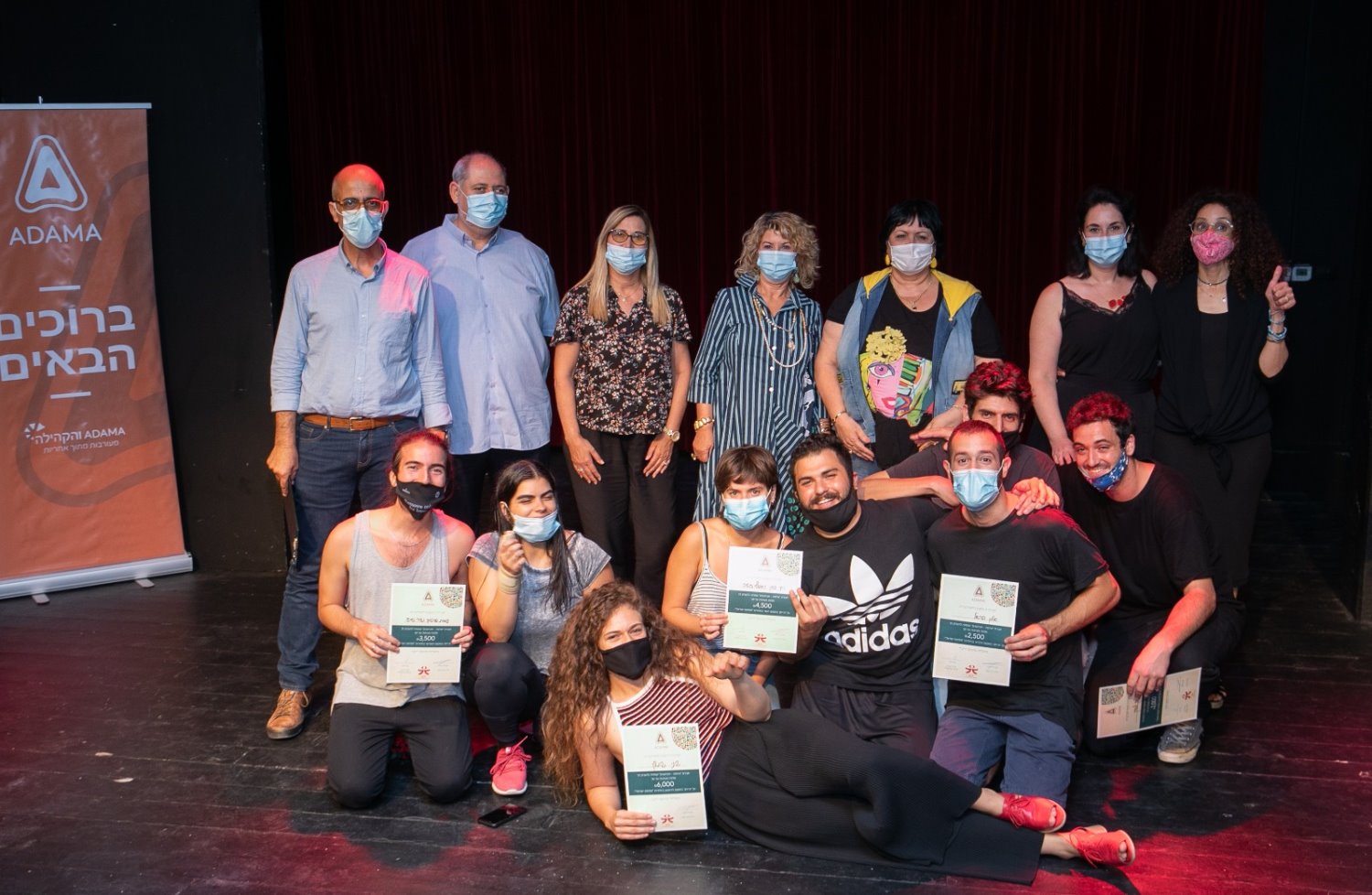 משתתפי ערב המונולוגים של אדמה וגודמן. צילום דיאגו מיטלברג