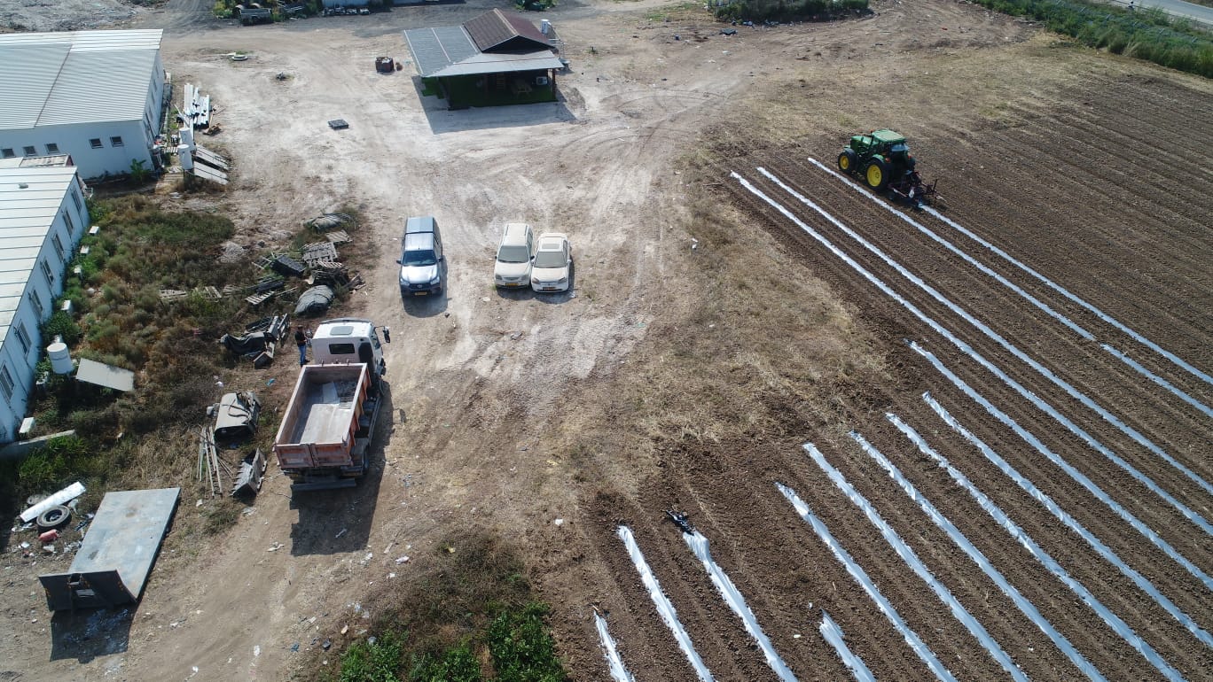 תפיסת השלכות פסולת בניין ממשאית בשטח חקלאי פתוח ליד כרמיה. צילום המשטרה הירוקה המשרד להגנת הסביבה 