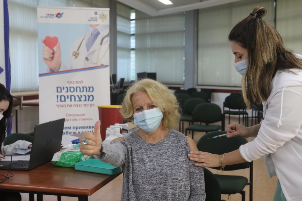 חיסונים בבית גיל הזהב | צילום: נמרוד גליקמן