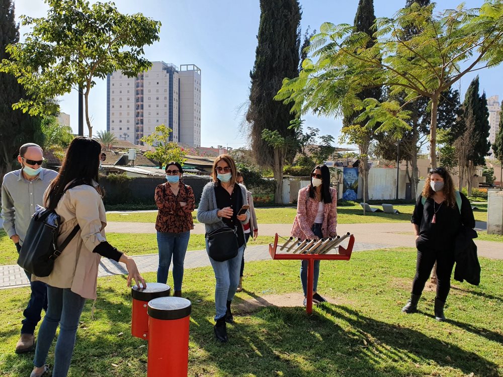מפגש בפארק הסופרים. קרדיט צילום: אורית גולן