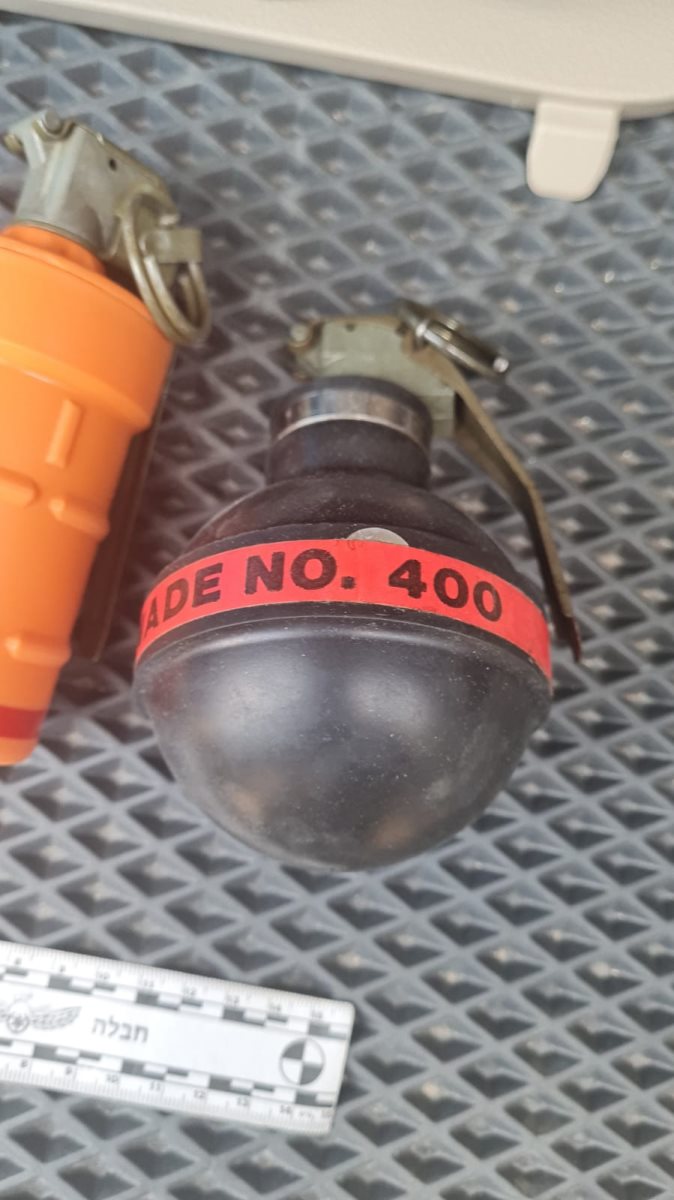 אחד מהרימונים שנתפסו ברכב החשוד. קרדיט - דוברות מרחב נגב