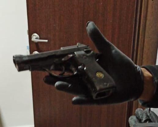 האקדח שנתפס על ידי המשטרה. קרדיט - דוברות מרחב נגב
