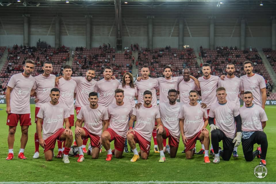 שחקני הקבוצה מציינים את חודש המודעות לסרטן השד. קרדיט - הפועל "מחסני השוק" באר שבע