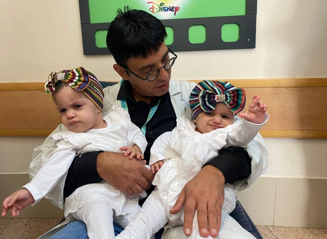 ד"ר מיקי גידון, מנהל נוירוכירורגית ילדים בסורוקה וממובילי הניתוח עם התאומות. קרדיט - דוברות סורוקה