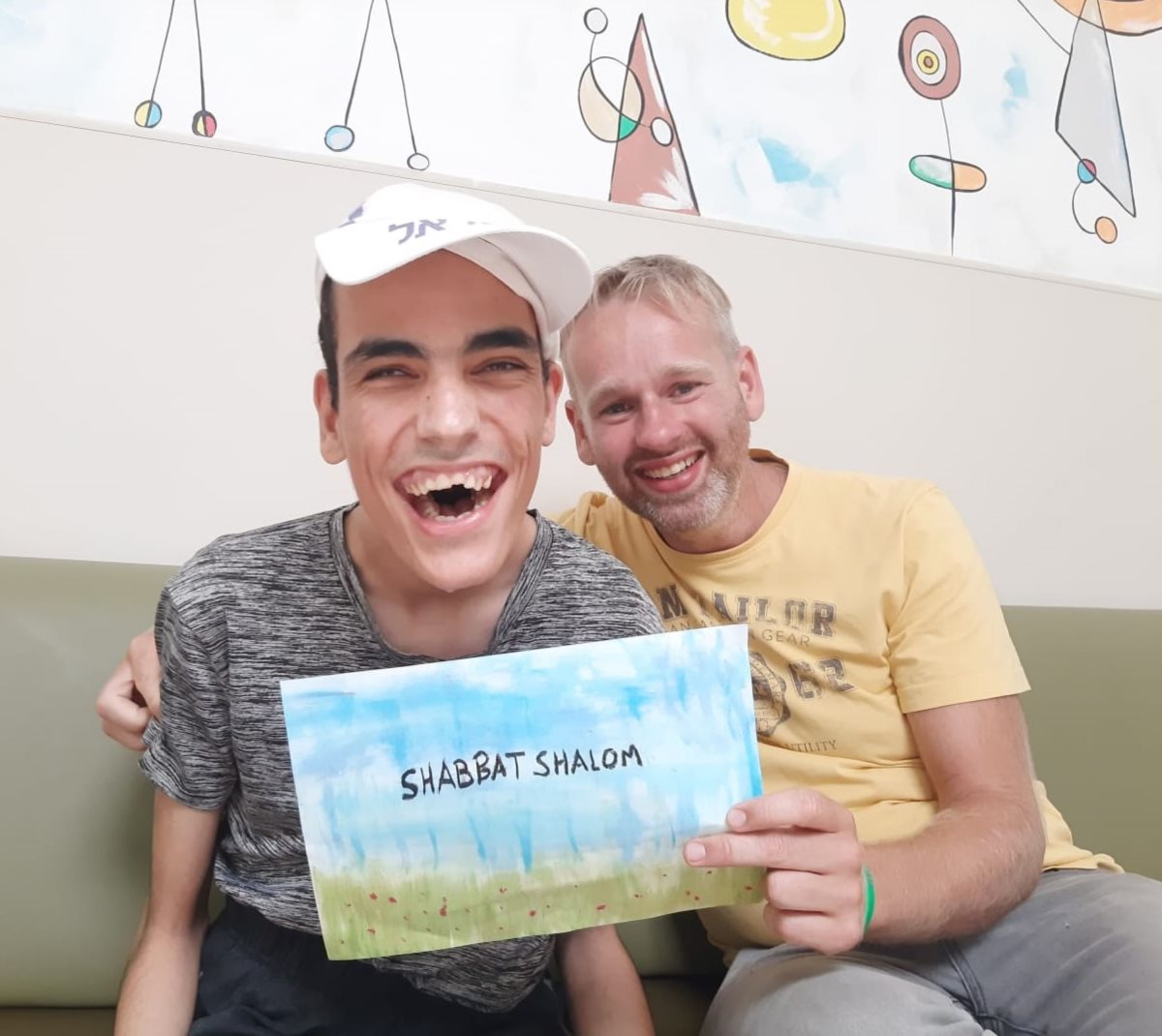 מתנדב עם דייר מעדי נגב. קרדיט - עדי נגב