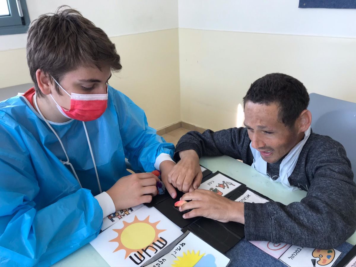 מתנדב במסגרת הפרויקט. קרדיט - עדי נגב