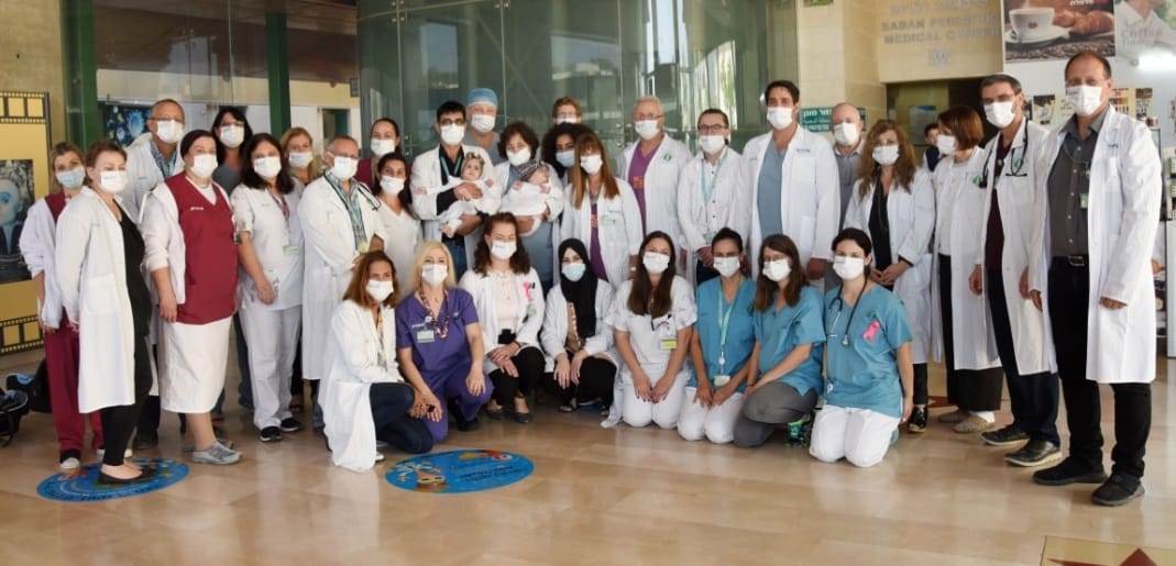 הצוות בסורוקה מרכז רפואי אוניברסיטאי נפרד מהתאומות במפגש מרגש. קרדיט - דוברות סורוקה