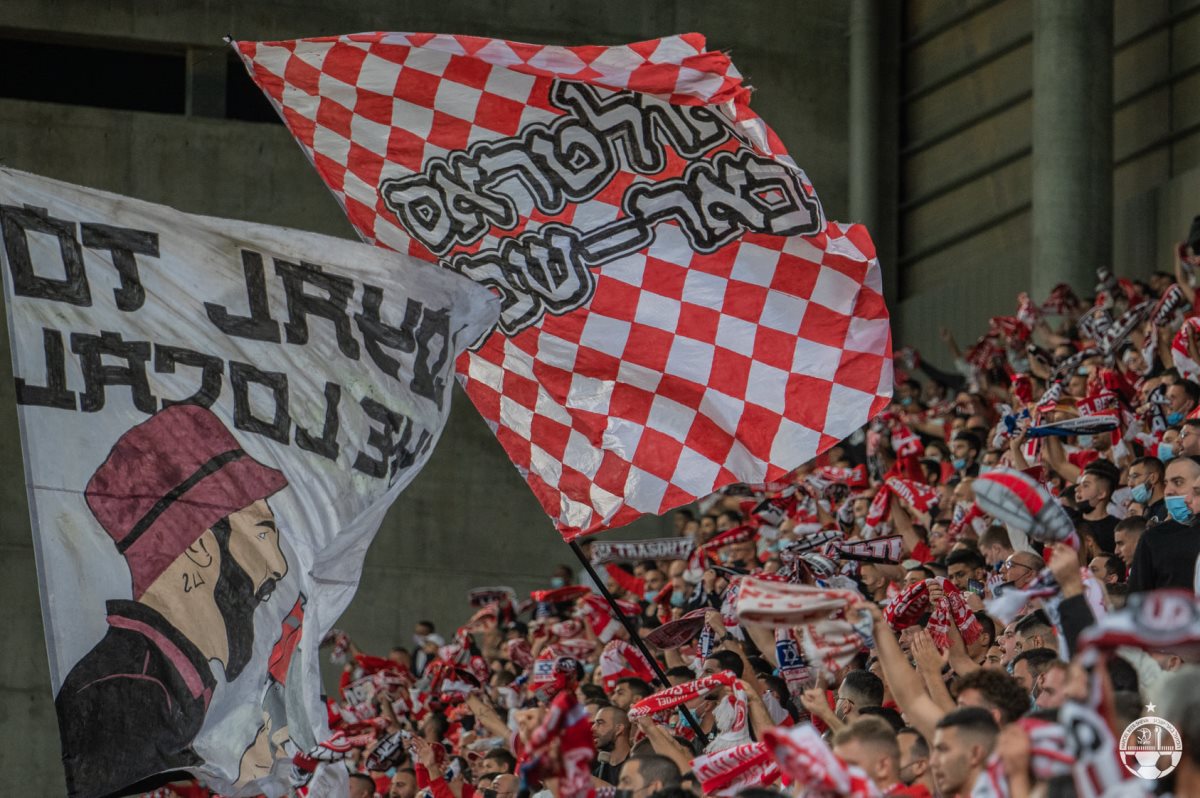 זכותו למחות וגם לעודד. קרדיט - הפועל "מחסני השוק" באר שבע