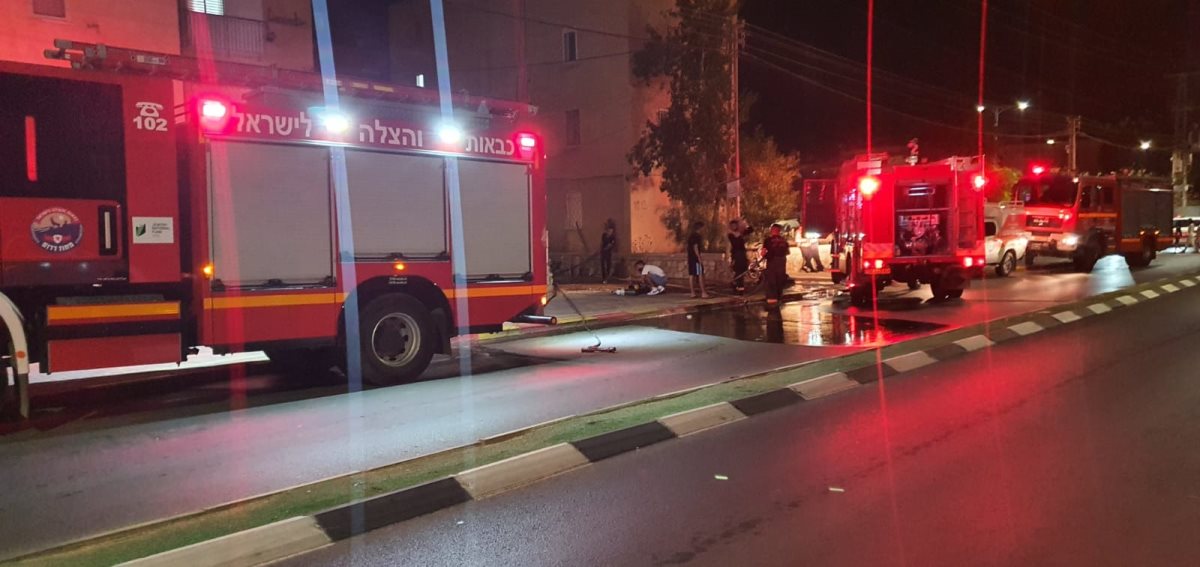 כוחות כיבוי האש בזירה. קרדיט - דוברות כבאות והצלה