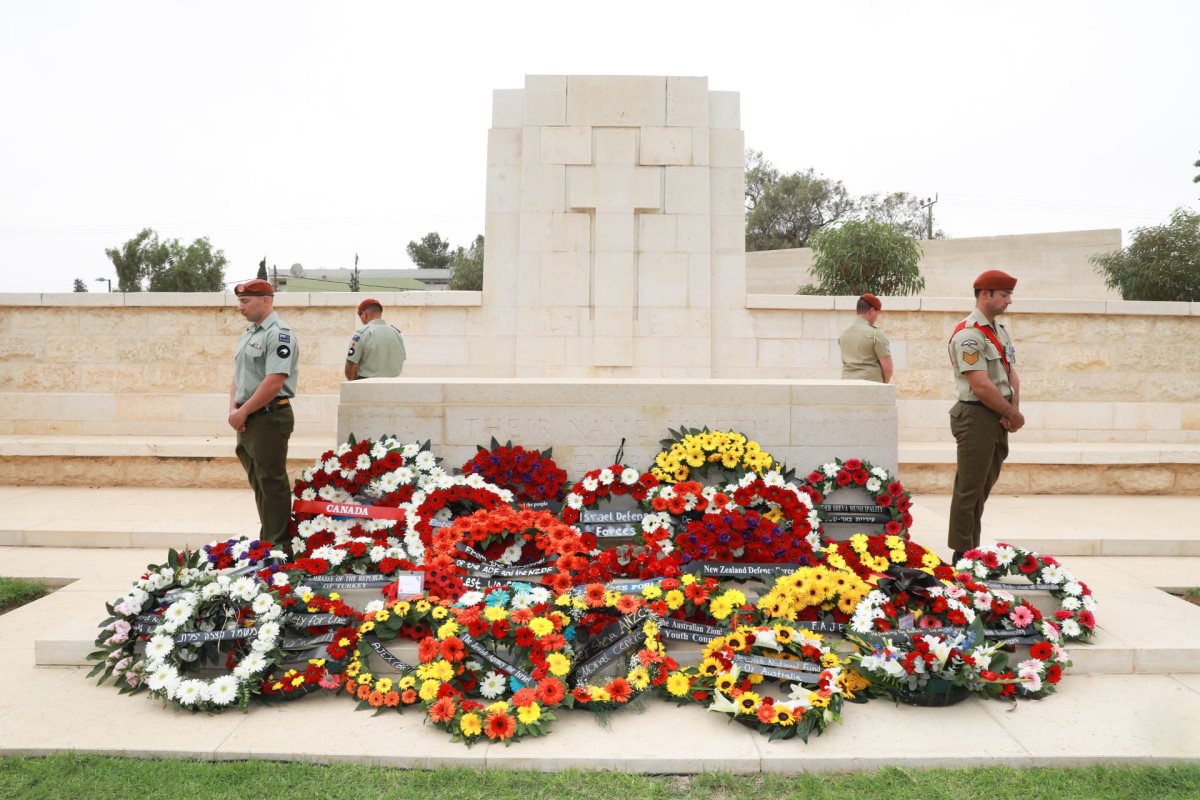 פרחים לזכר הנופלים. קרדיט - עיריית באר שבע