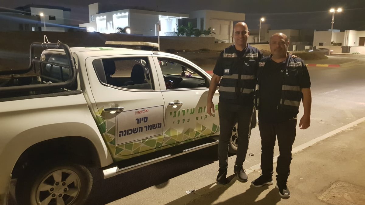 ארז וניר ליד ניידת הסיור. קרדיט - צילום פרטי