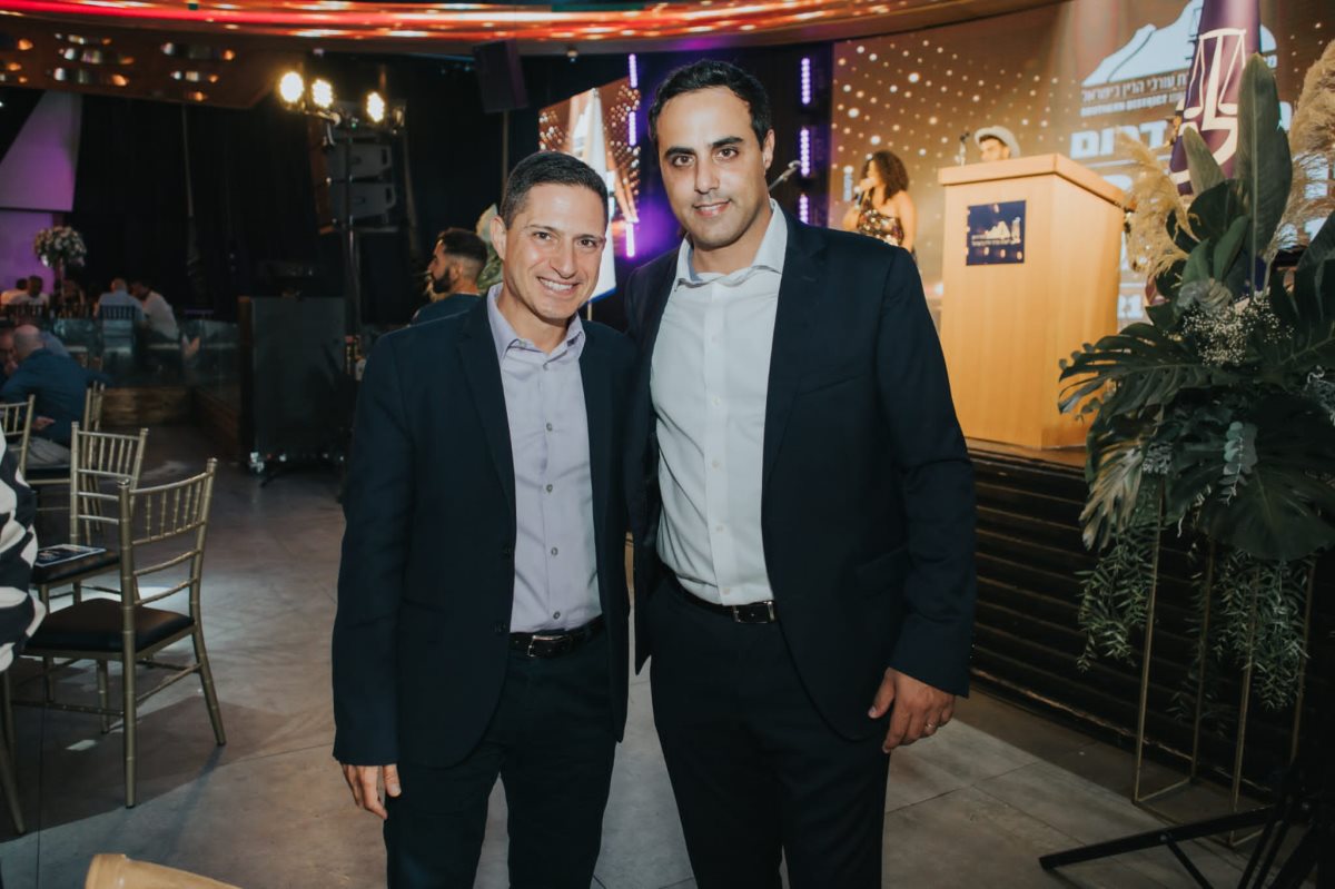 רוביק דנילוביץ' לצד אלעד דנוך. קרדיט - אוהד שביט