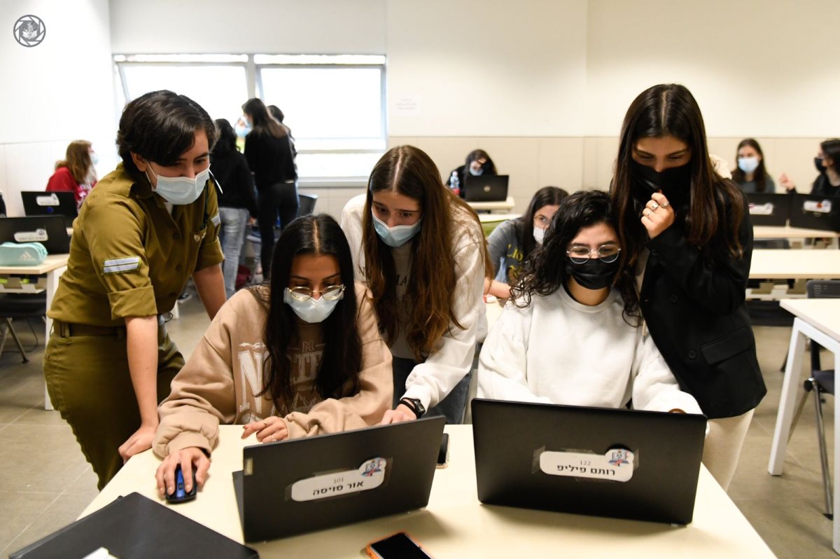 הבנות המוכשרות בזמן המכינה. קרדיט - דובר צה"ל