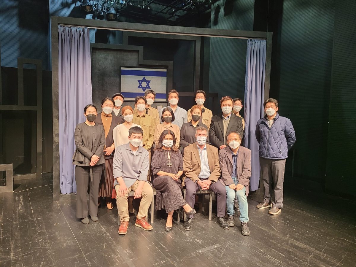 עקיבא טור, שגריר ישראל בקוריאה יחד עם ראש איגוד הבמאים בקוריאה, במאי ההצגה והשחקנים. קרדיט - יח"צ
