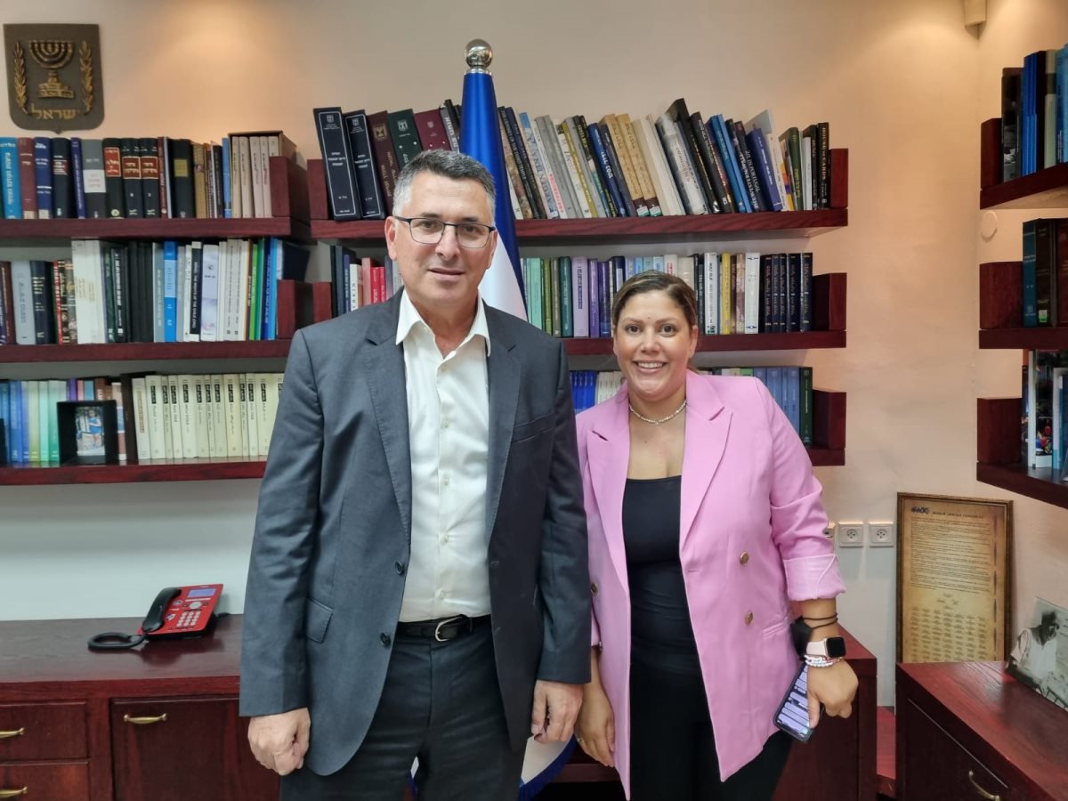 באדיבות לשכת השר