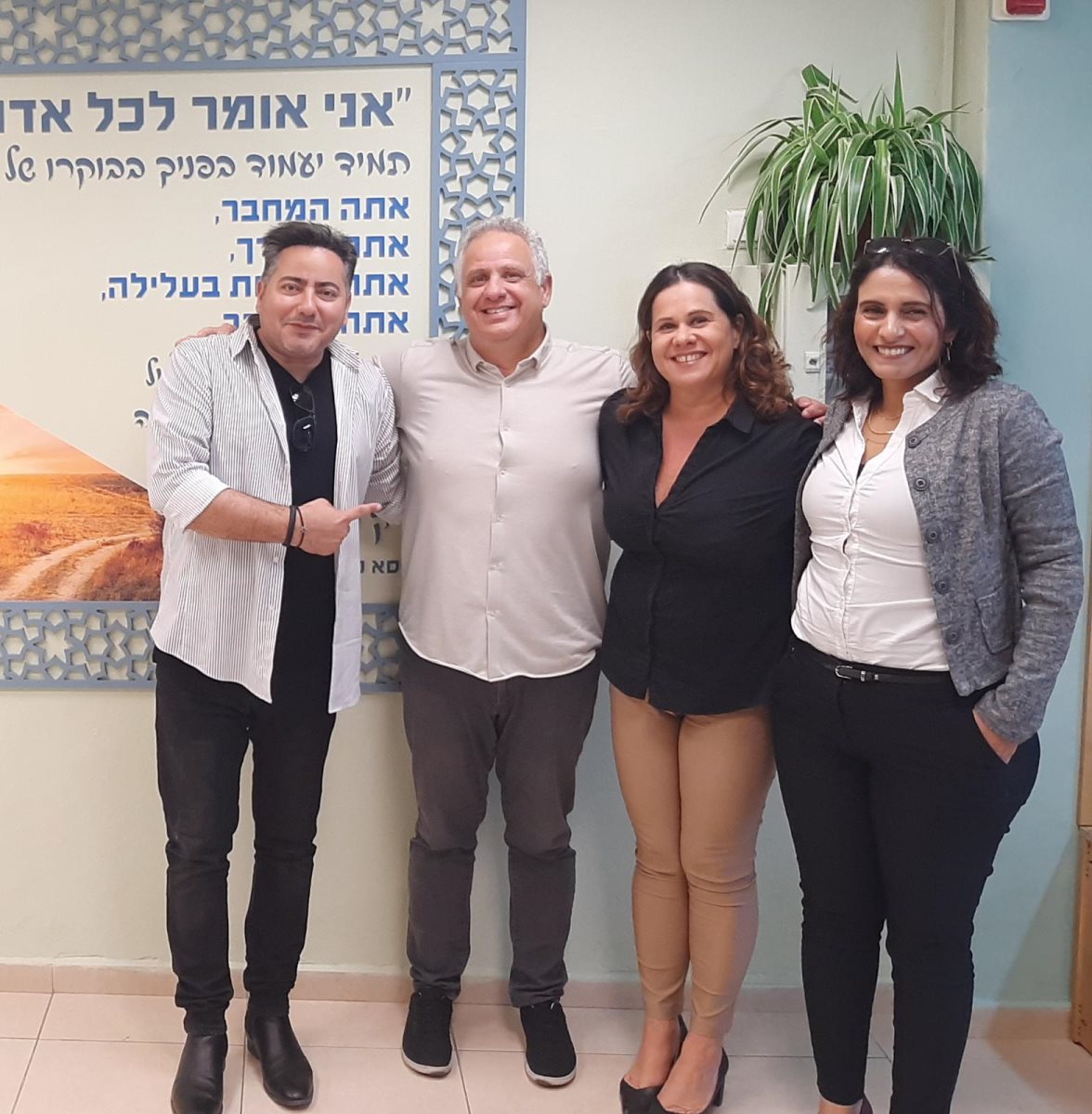 צוות תיכון "עתיד", יחד עם דני פסלר. קרדיט - צילום פרטי