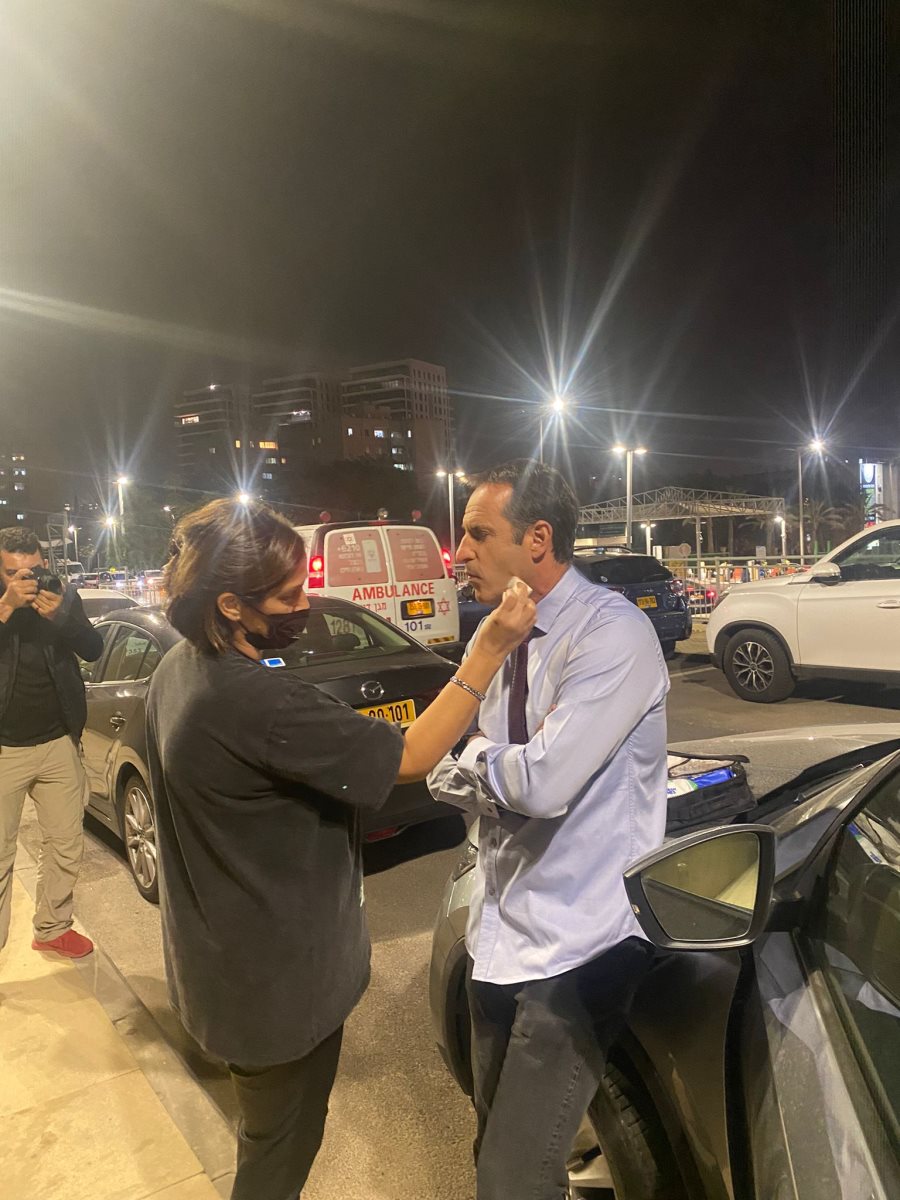 רינת מאפרת את אודי סגל. צילום: פרטי