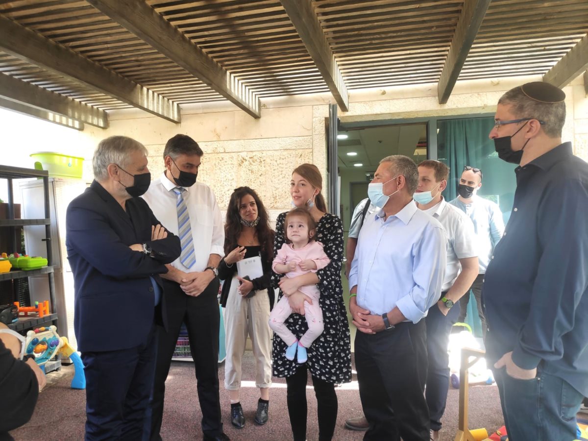 המשלחת פוגשת מתנדבים מהכפר. קרדיט - עדי נגב