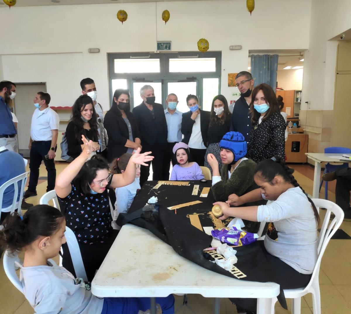 השר וחברי לשכתו עם דיירים מהכפר. קרדיט - עדי נגב