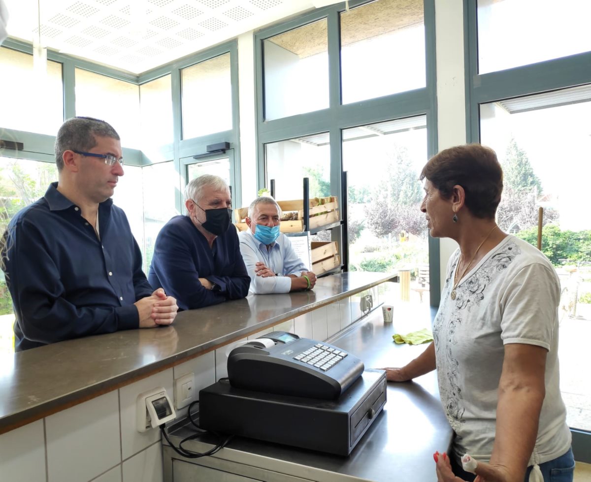 דורון אלמוג, השר מאיר כהן ואבי וורצמן יחד עם מתנדבת מהכפר. קרדיט - עדי נגב