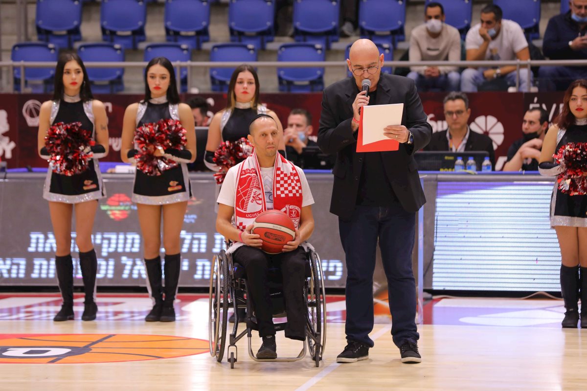 לפני המשחק נערך טקס לרגל יום ההוקרה לנפגעי מערכות ישראל ופעולות האיבה. קרדיט - לירון מולדובן)