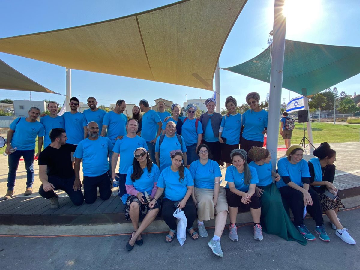 תלמידי התיכון יחד עם פצועי צה"ל. קרדיט - צילום פרטי