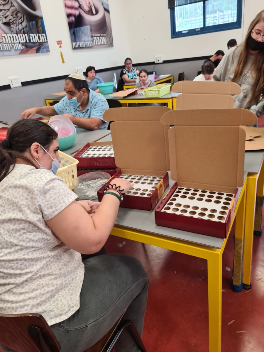 מכינים נרות בבית היוצר. קרדיט - בית היוצר