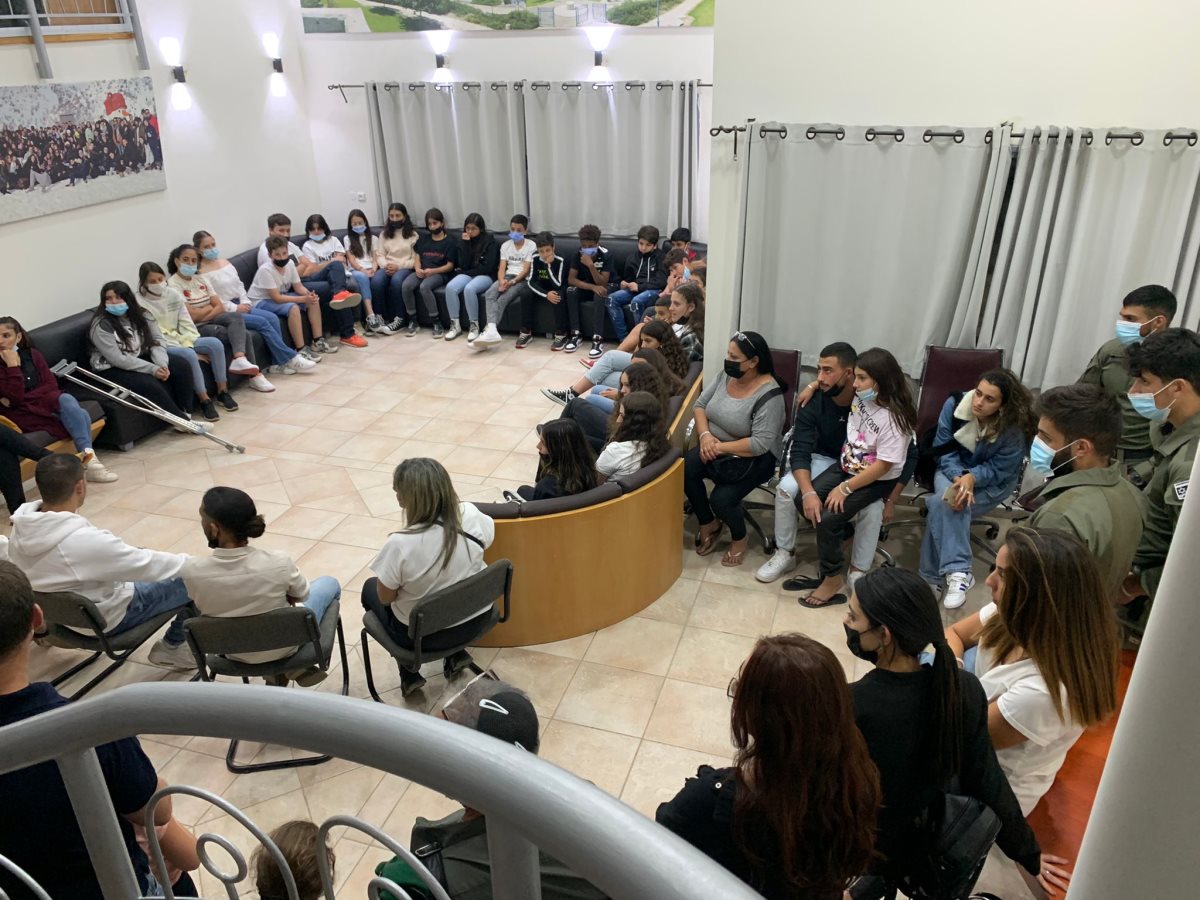 הוריו של בראל בשיחה עם התלמידים. קרדיט - צילום פרטי
