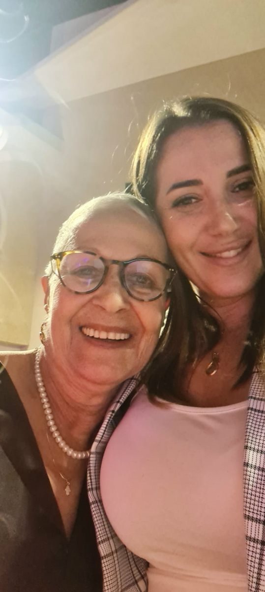 מור אזולאי בחיבוק חם עם ז'קלין חליבה הפורשת. קרדיט - צילום פרטי