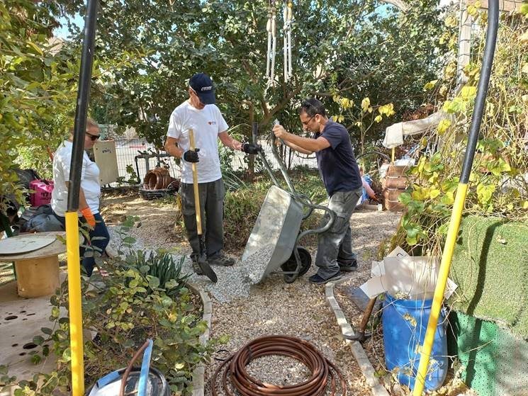 עובדי נטפים מקימים גינה לעמותת מגדל אור. יח"צ נטפים