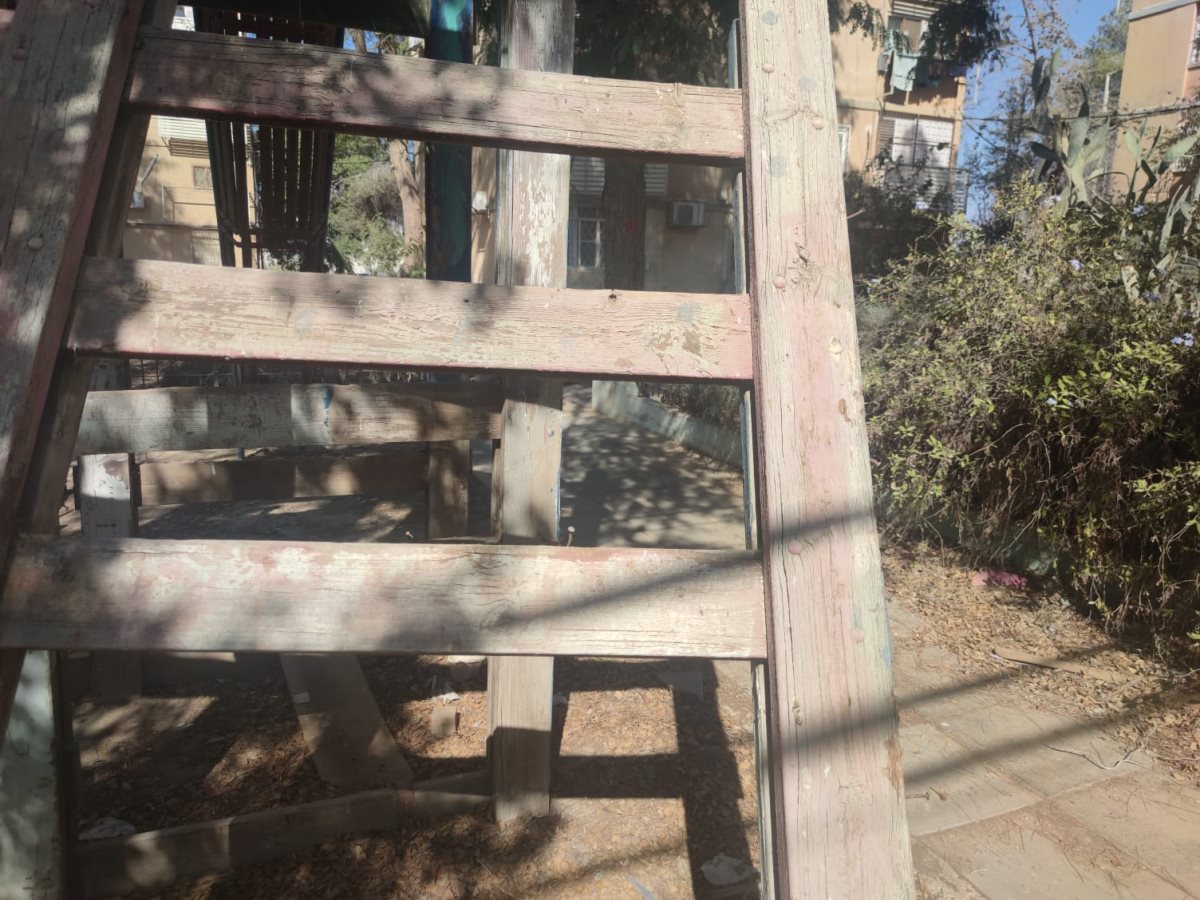 מסמרים חשופים על סולם הטיפוס