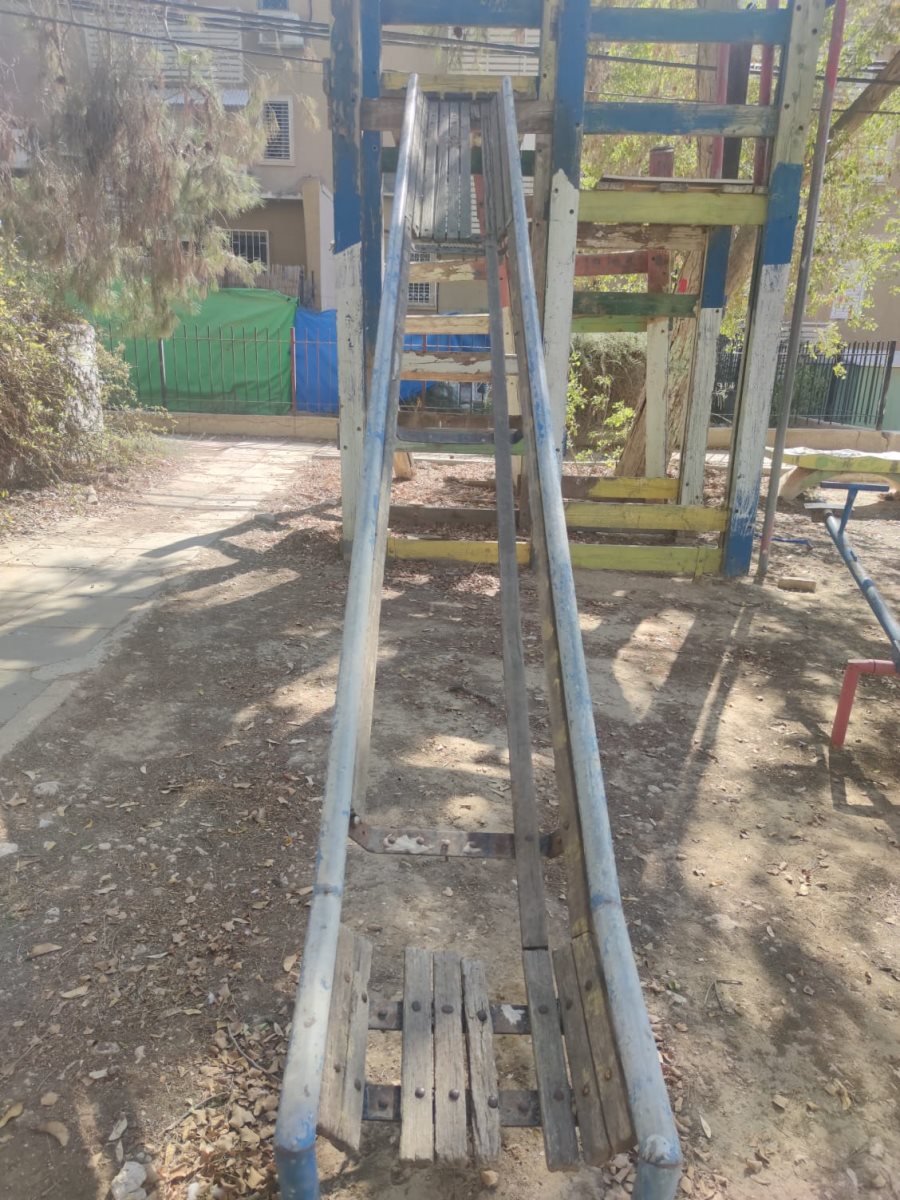 מגלשה שבורה לגמרי