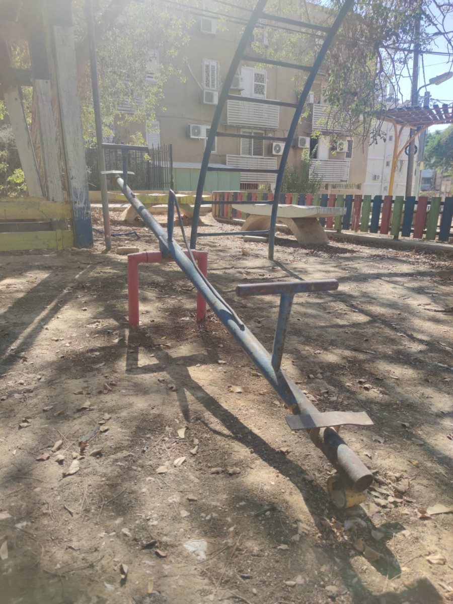 נדנדה חלודה, ללא מושבים