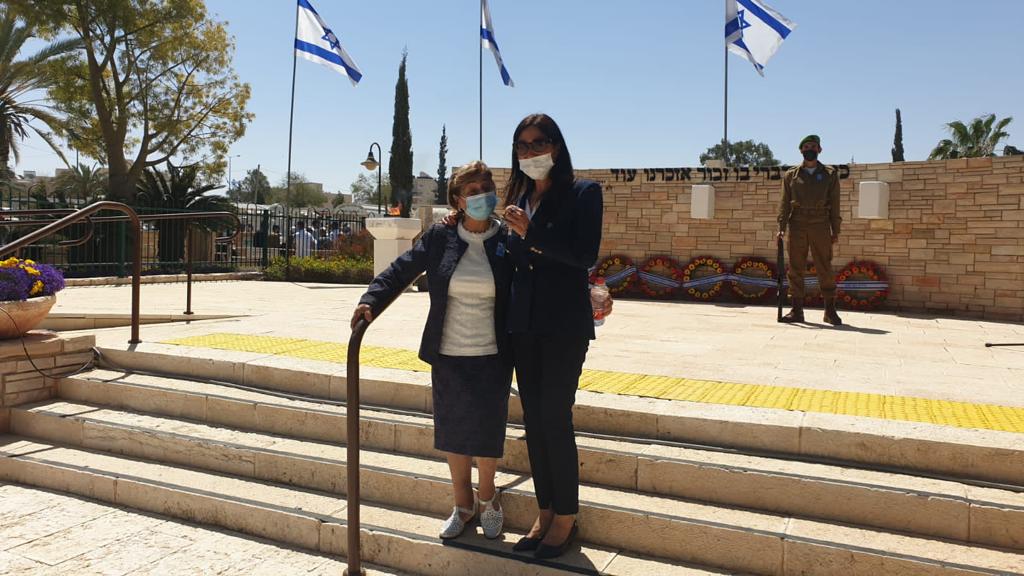 אלקסלסי בטקס הזיכרון האחרון לצד השרה גילה גמליאל. קרדיט - צילום פרטי