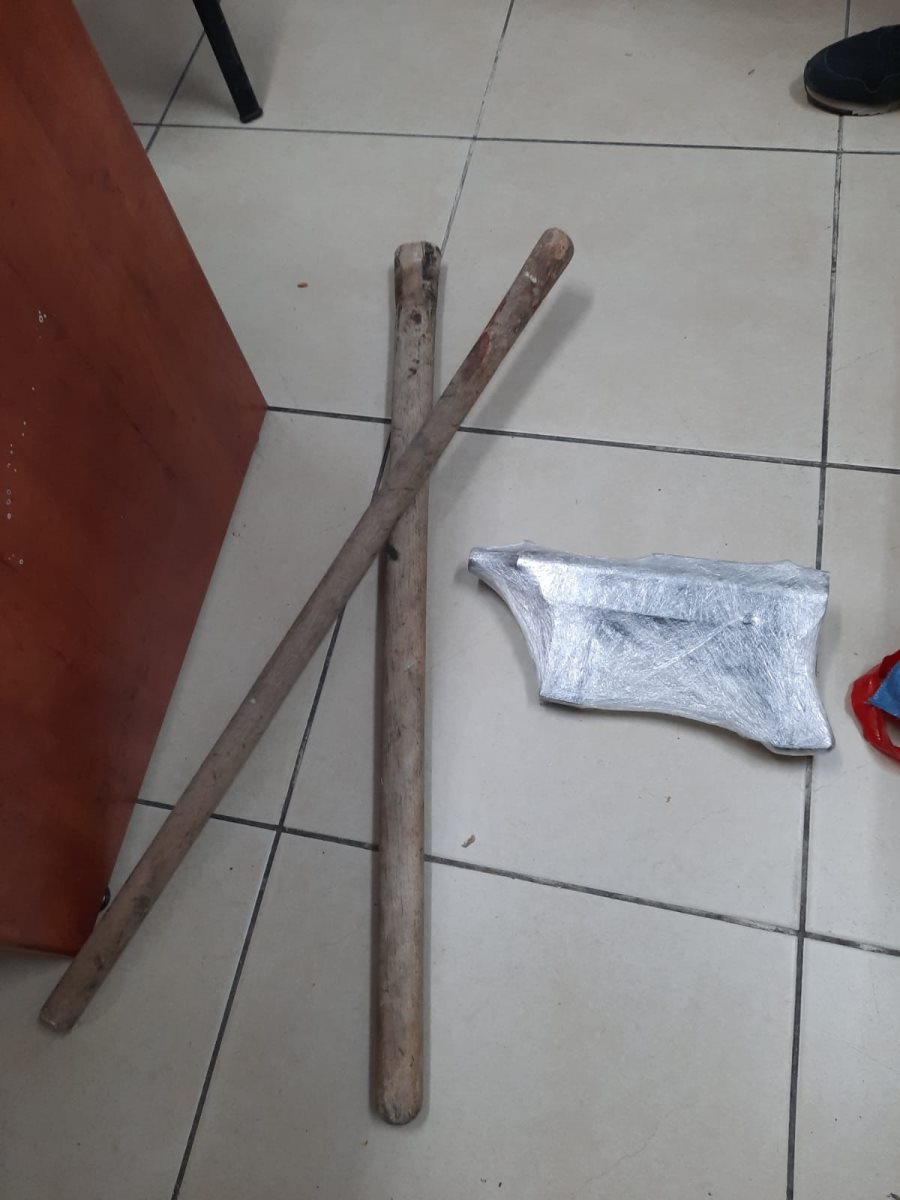 מוטות ברזל ורובה "קרלו" מאולתר. קרדיט - דוברות מרחב נגב