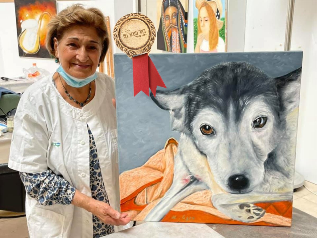 רוזט אלקסלסי עם אחד מציוריה הרבים. קרדיט - צילום פרטי