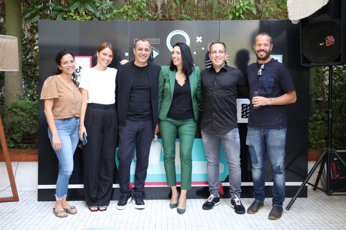 עם הצוות בישראל - נטלי לצד מנכ"ל טיקטוק ישראל אסף שגיא (שני מימין). קרדיט - דור אליהו