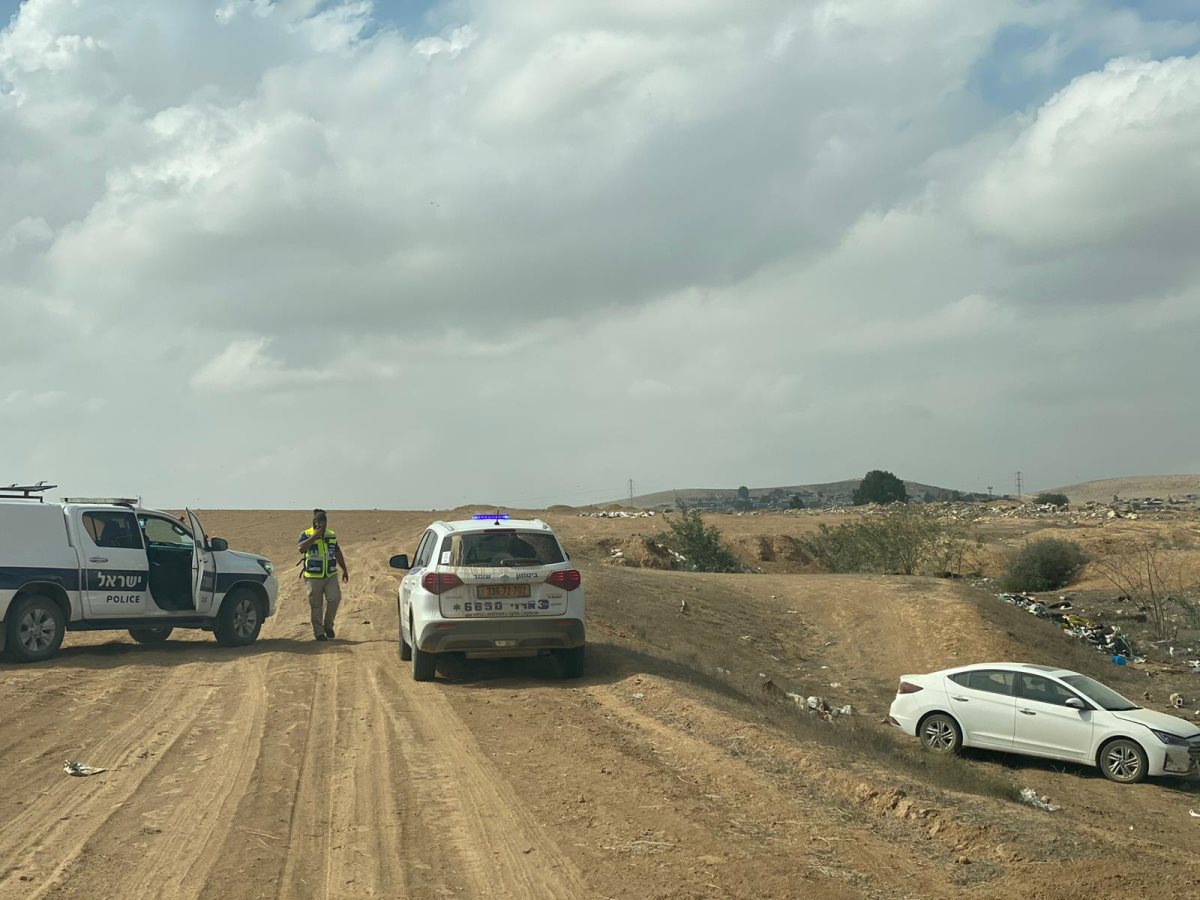הרכב הגנוב לצד רכבו של הסייר. קרדיט - צוות 3 ארזי