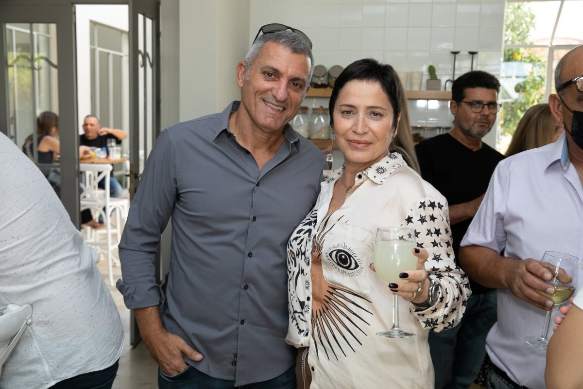 יו"ר אגודת הידידים, עליזה מנור והמצטרף החדש לאגודה ארז בדש. קרדיט - דיאגו מיטלברג