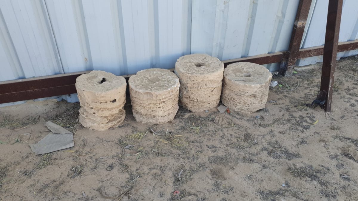 עמודי האבן שנתפסו בפשיטה. קרדיט - דוברות מרחב נגב