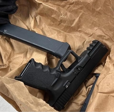 האקדח שנתפס על גוף החשודה. קרדיט - דוברות מרחב נגב